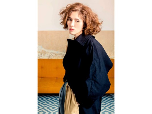 Según explica la diseñadora, su compromiso de crear moda sostenible está siempre presente en la realización de cada prenda, “trabajamos con tejidos de marcas europeas que no llegaron a ser utilizadas y les damos una nueva vida. La idea detrás de ello es poder reducir el impacto ambiental en el proceso de producción”.