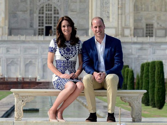 El príncipe William junto a Kate en el Taj Mahal, cerrando su gira por India
