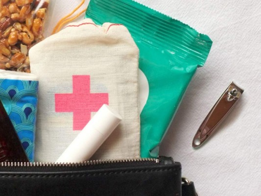 5. NO 'TODO' ES INDISPENSABLE. Es cierto que parece útil tener a mano hilo y aguja, pero ¿de veras hace falta llevarlo siempre? Algunos bolsos son más completos que botiquín de doctor: aspirinas, algodón, quitaesmalte, corta uñas, hilo dental. Hey, no se puede todo.
