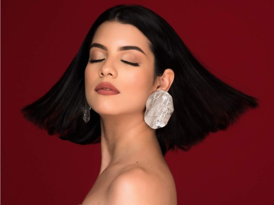 Cada diseño es personalizado, según el cliente pero con el estilo de María Echeverri, sin olvidar las texturas que son algo de tendencia