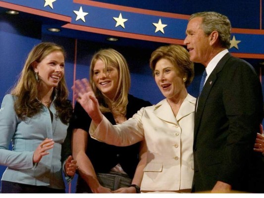 Las mellizas Bush abandonaron la Casa Blanca cuando tenían 27 años, a pesar de ser mayores que las hijas de los Obama su simpatía surgió al momento de conocerlas, hace ocho años
