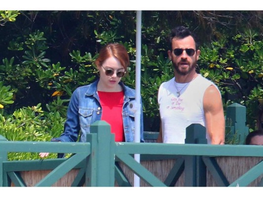Justin Theroux y Emma Stone, disfrutan juntos vacaciones.