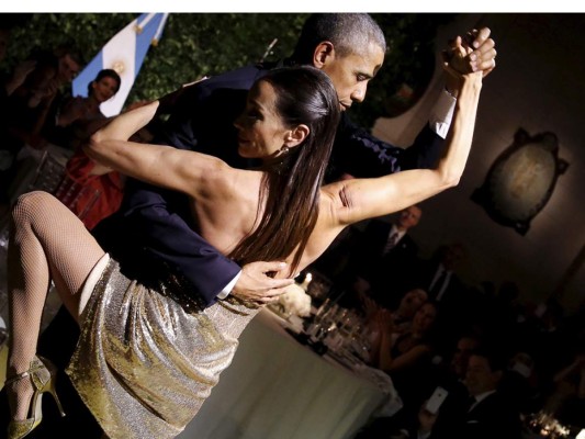 Barack Obama bailando tango, en su gira por Argentina el presidente de los Estados Unidos, en la cena de gala puso a prueba sus habilidades para el tradicional baile argentino con la bailarina Mora Godoy, una reconocida artista dentro de la disciplina en aquel país