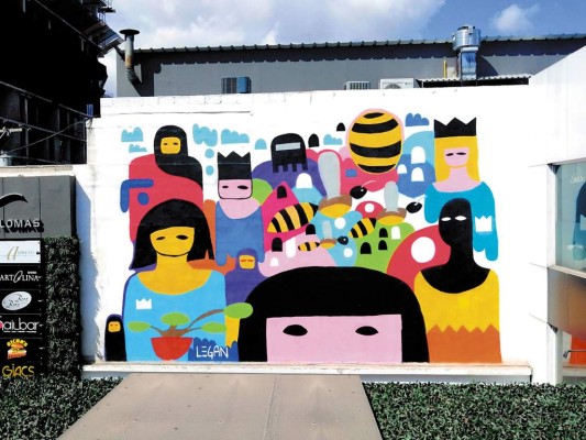 En 2019 comenzó a hacer muralismo bajo el concepto minimal pop con el que pretende contagiar la ciudad de alegría