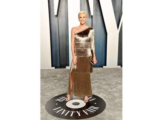 Charlize Theron en un flap dress dorado