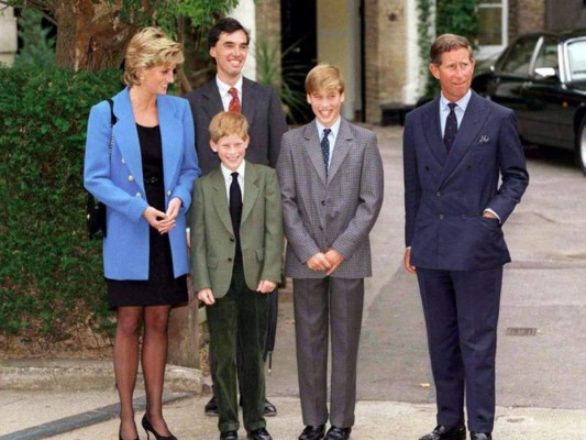 En 1983, William fue admitido en el Eton College, colegio y residencia de estudiantes masculinos, después de pasar satisfactoriamente el examen de ingreso.