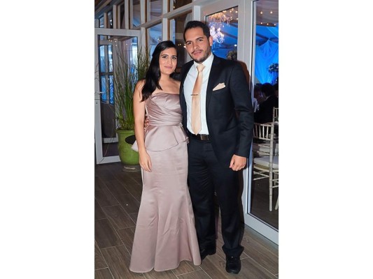 Angel Mencía y Tania Portillo celebran su boda eclesiástica