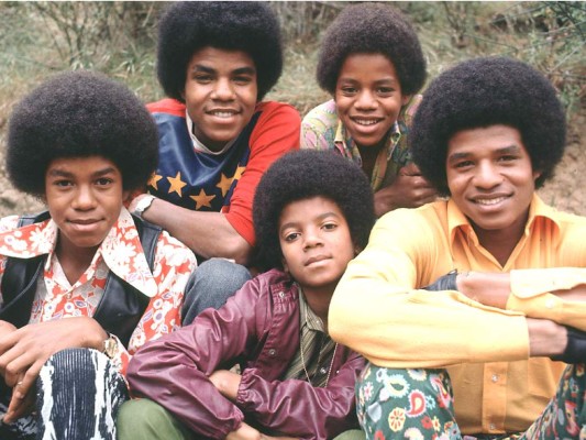 Convencido del talento de sus hijos, Joseph organizó, talvez de manera demasiado rígida, el grupo Jackson 5. Así, Michael debutó a los cinco años junto a sus hermanos Marlon, Jackie, Tito y Jermaine.
