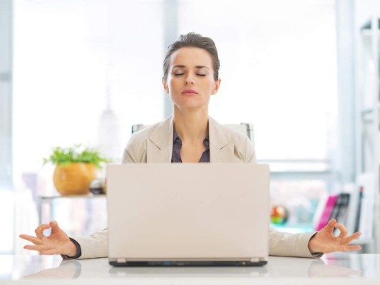 Cómo meditar puede ayurdarte a mejorar en tu trabajo