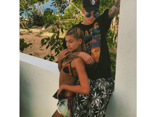 Como era de suponerse, tres días después la pareja se fue de vacaciones, el propio Justin Bieber publicó fotografías de ellos dos mientras toman el sol y se divierten, con esto confirmaban que sus reuniones no eran por una amistad.