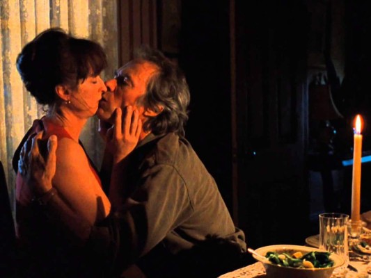 LOS PUENTES DE MADISON (1995) Clint Eastwood y la impecable Meryl Streep, viven un amor que te deja lleno de suspiros. El fotógrafo que irrumpe en la vida de una ama de casa, y viven en cuatro días un amor que no se borra ni en varias vidas. Francesca y Richard, entre fotos, puentes y timidez, harán que los adultos nos preguntemos si cuando encontremos el amor tendremos el valor de seguirlo. ¡Un clásico! ¡Qué pareja! <br/>