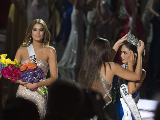 Por error, coronan Miss Universo a Miss Colombia
