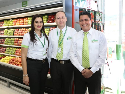Inauguran nueva tienda de Supermercados La Colonia, Las Hadas.