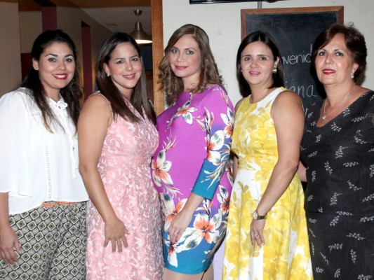 Alejandra Soliman, Doris Rivera, la homenajeada Alejandra Mendieta con Jaqueline y Doris Soliman, oferentes del baby shower.
