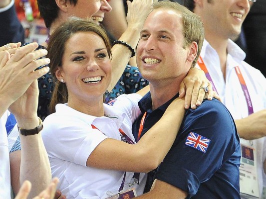 El espontáneo abrazo que Kate y William se dieron en una de las finales durante los Juegos Olímpicos de 2012 dejó claro que se emocionan como una pareja más.