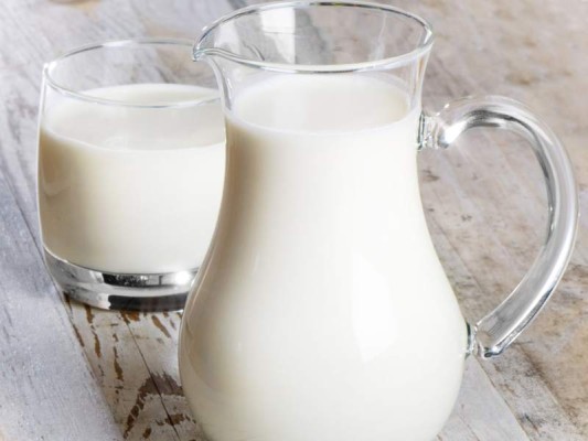 No olvides los lácteosHan sido publicados varios estudios científicos que demuestran que las personas que toman 3 raciones de lácteos (leche, quesos o yogur) al día pueden llegar a perder más peso en una dieta que los que no lo toman. El secreto parece estar en el calcio de la leche que puede acelerar la combustión de las grasas.