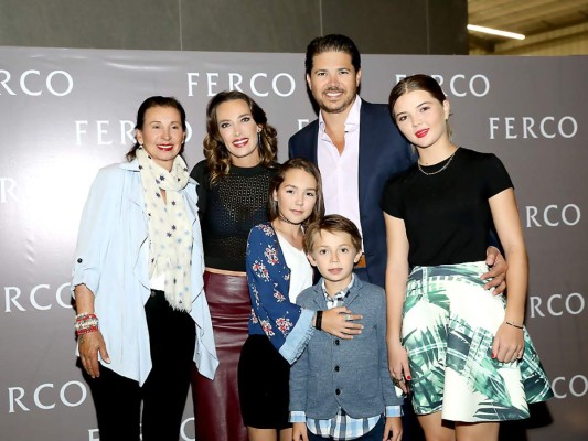 Enrique Arenas junto a su familia durante la apertura del Show Room (fotos: Hector Hernández)