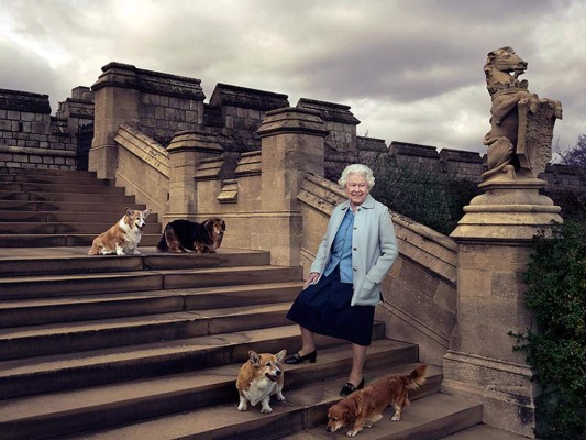 Sonriendo en las gradas del Castillo de Windsor, la reina luce cómoda en compañía de sus leales mascotas.
