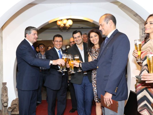 Juan Carlos García, Ebal Díaz, Omar Artica, Karla Avila y Roberto Alvarez brindan por la inauguración del túnel centenario