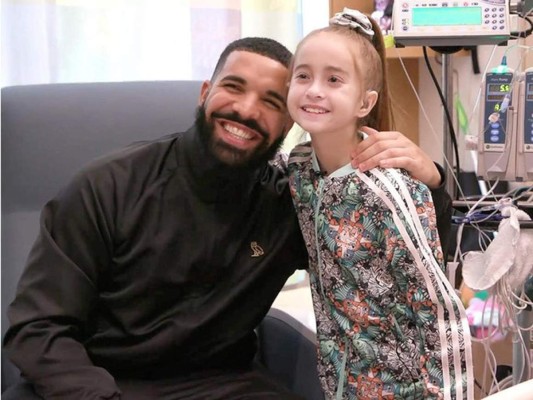 Drake visita a niña en hospital tras verla en su desafío Kiki