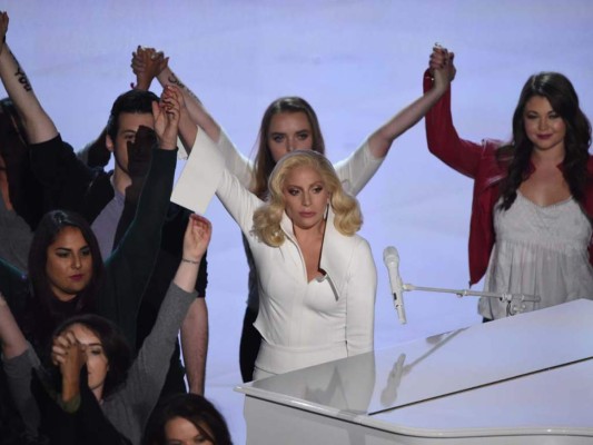 Lady Gaga conmueve en los Oscars 2016