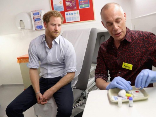 Príncipe Harry transmite vía Facebook Live su prueba de VIH