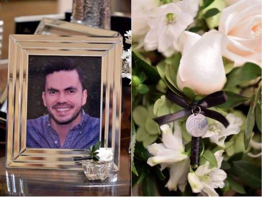 Ana Lucía junto a sus padres rindió homenaje a la memoria de su hermano Fernando Mass, en detalles muy particulares como est rosa del bouquet de la novia y por su puesto su fotografía