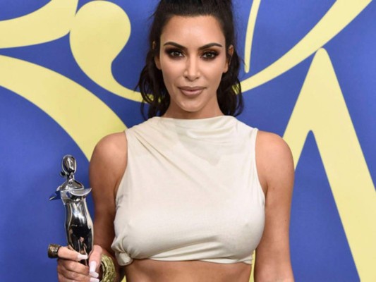 Kim Kardashian recibe premio a influencer del año en los Premios de Moda CFDA.