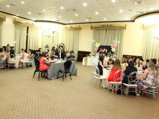 Una atmósfera de alegría fue la que compartieron las asistentes al bridal shower de Cecilia. Una atmósfera de alegría fue la que compartieron las asistentes al bridal shower de Cecilia.