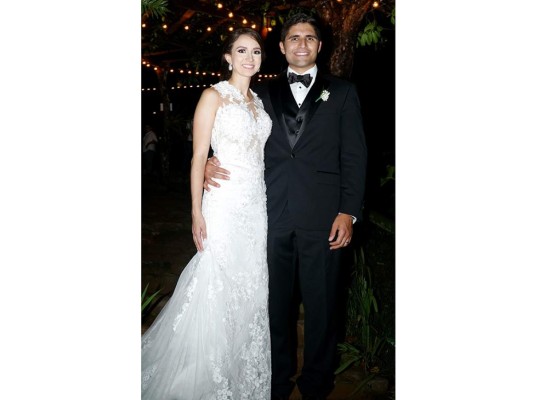 Adán Cueva y Krissia Gattás unen sus vidas en matrimonio