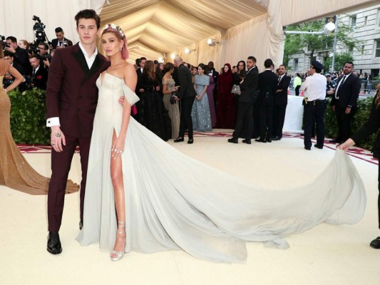 Por su parte Hailey Balwin, fue envuelta en rumores de un romance con el cantante Shawn Mendes, luego de ser vistos juntos en la Met Gala, esta relación fue sumamente apoyada por los seguidores de ambos, asegurando que se veían demasiado bien.