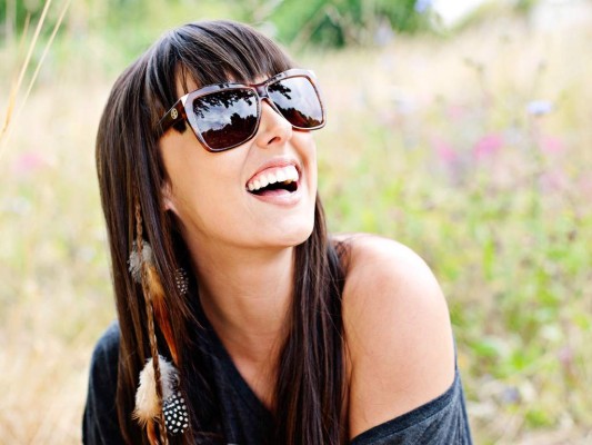 #2 Sonreír y llevar gafas de solEsos momentos en los que ni tú mismo sabes cómo te sientes tienen una explicación simple, y es que el cerebro a veces necesita alimentarse de su alrededor para definir el estado anímico. #2 Sonreír y llevar gafas de solEsos momentos en los que ni tú mismo sabes cómo te sientes tienen una explicación simple, y es que el cerebro a veces necesita alimentarse de su alrededor para definir el estado anímico.