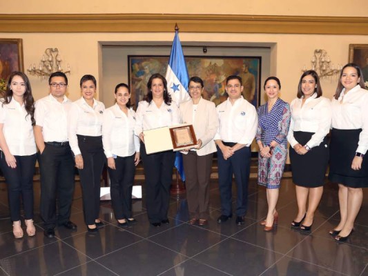 El equipo de Fundación Ficohsa durante la premiación en el salón Morazán de Casa Presidencial