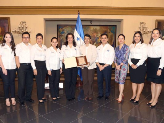El equipo de Fundación Ficohsa durante la premiación en el salón Morazán de Casa Presidencial El equipo de Fundación Ficohsa durante la premiación en el salón Morazán de Casa Presidencial