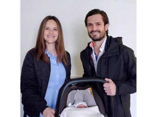 La pareja ya había compartido una foto de la familia, sonriendo mientras sostienen a su hijo en un asiento para carro, con el pequeño Alexander dormido.