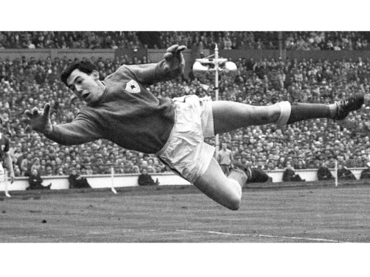El ex-futbolista británico que se desempeñó como guardameta en los años 60, Gordon Banks, quien cumplió la edad de 81 años es uno de los deportistas mencionados.