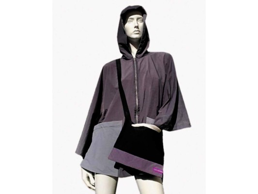 Ponchos de la línea Outerwear para extra protección al salir al exterior. Fabricados en telas antifluidos y semi impermeables, incluyen una crossbody bag @morena.perpetua