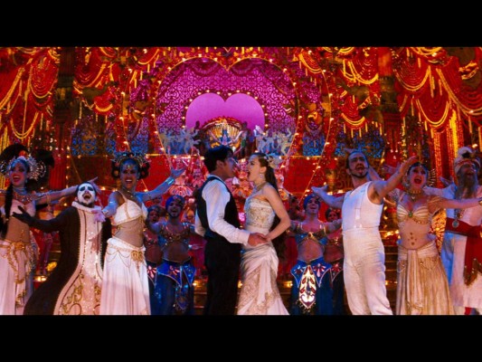 MOULIN ROUGE (2001) No solo LaLaLand tiene baile, canto y romance. Esta película de Baz Luhrmann, con Nicole Kidman (de pelirroja) y Ewan McGregor, tiene todos los elementos para enamorarse de un soundtrack espectacular. Aunque lleva el título del famoso cabaret parisino, está basada en la ópera de Verdi, La Traviata, y en la novela La dama de las camelias, de Dumas. “The greatest thing you'll ever learn is just to love and be loved in return.' (solo de recordar eso, lloré).