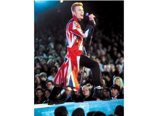 En los años 90, McQueen diseñó el vestuario de David Bowie para la gira Outside. El icónico abrigo con la bandera británica fue una de las piezas estelares