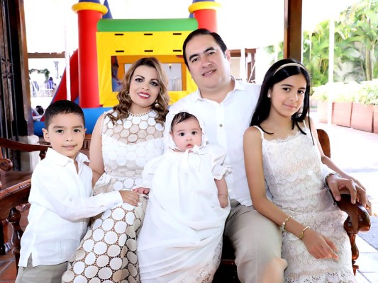 Vladimir y Claudia Betancourt-Ramos celebran el bautizo de su hija Emilia