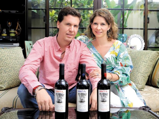 Una pasión en común por el vino la llevó a producir los propios junto a su esposo Francisco Una pasión en común por el vino la llevó a producir los propios junto a su esposo Francisco