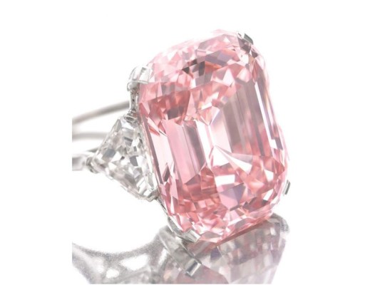 Graff Pink<br/>Se desconoce el origen de este diamante pero su espectacularidad ha hecho que se pague por él, 46.2 millones de dólares. Es considerado uno de los anillos más caros de la historia.<br/>