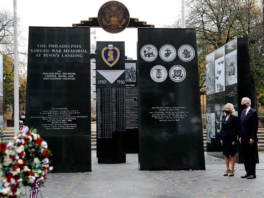 El presidente electo Joe Biden y su esposa Jill en una ceremonia conmemorativa en el Philadelphia Korean War Memorial en Penn's Landing Foto Getty Image