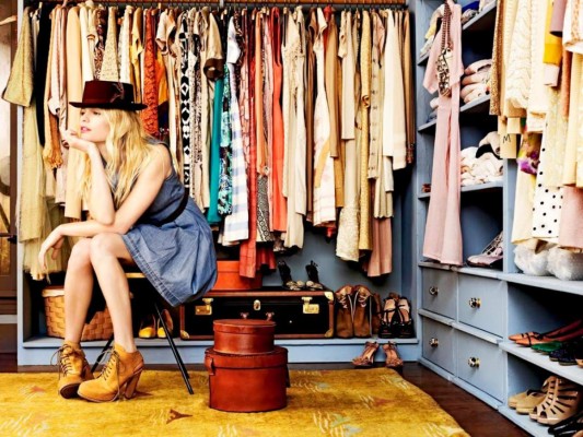 El tener el closet organizado te da tranquilidad al buscar las prendas que deseas.