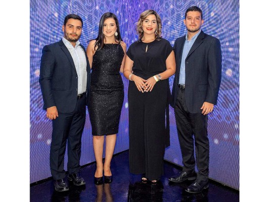 Carlos Murillo, Kathia Flores, Sarah Zepeda, gerente de mercadeo de Bac Credomatic y Andrés Santos. Carlos Murillo, Kathia Flores, Sarah Zepeda, gerente de mercadeo de Bac Credomatic y Andrés Santos.