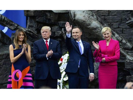La primera dama polaca rechaza el saludo a Trump