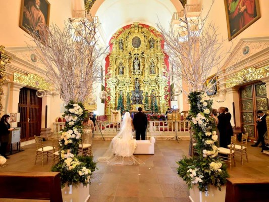 La decoración de la iglesia y la recpción estuvo a cargo de la wedding planner Fabiola Matamoros