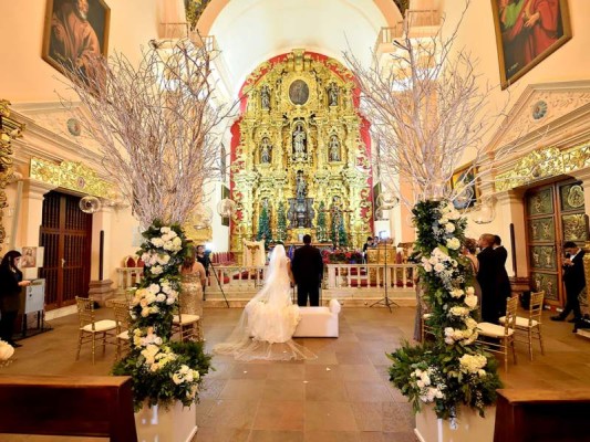 La decoración de la iglesia y la recpción estuvo a cargo de la wedding planner Fabiola Matamoros La decoración de la iglesia y la recpción estuvo a cargo de la wedding planner Fabiola Matamoros