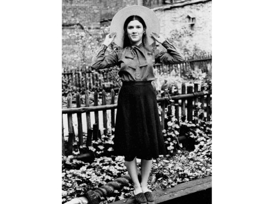 La familia de Carrie es de ascendencia rusa, inglesa y escosesa y desde temprana edad estuvo muy cerca de los grandes estudios de grabación gracias a su madre