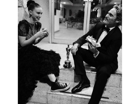 Felices y sonrientes Rooney Mara y Joaquin Phoenix Felices y sonrientes Rooney Mara y Joaquin Phoenix